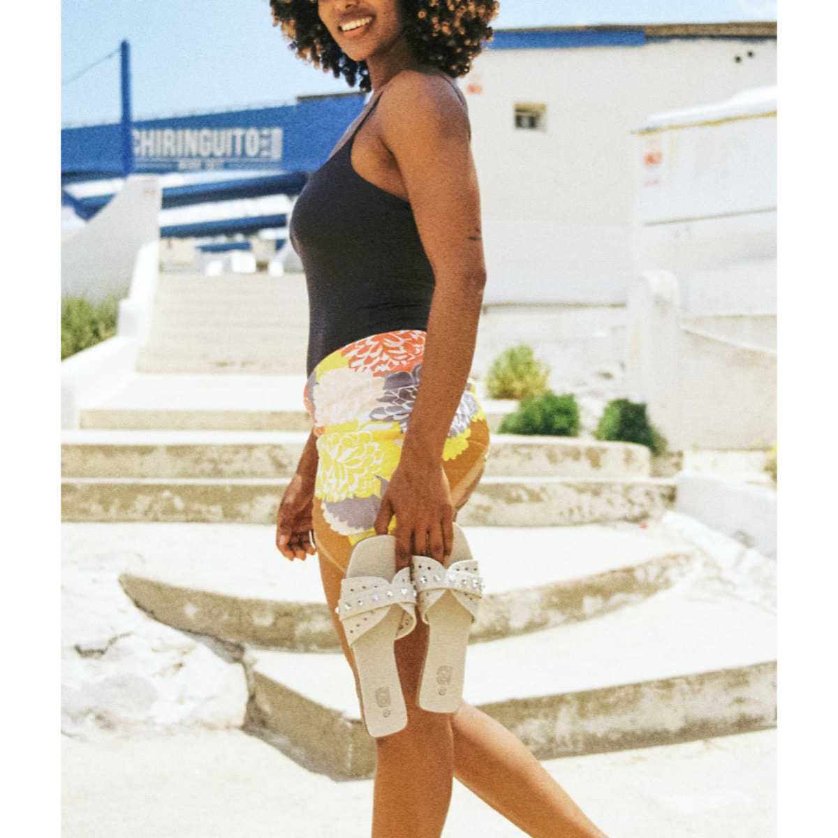 Sandalias planas beige con tachas metálicas