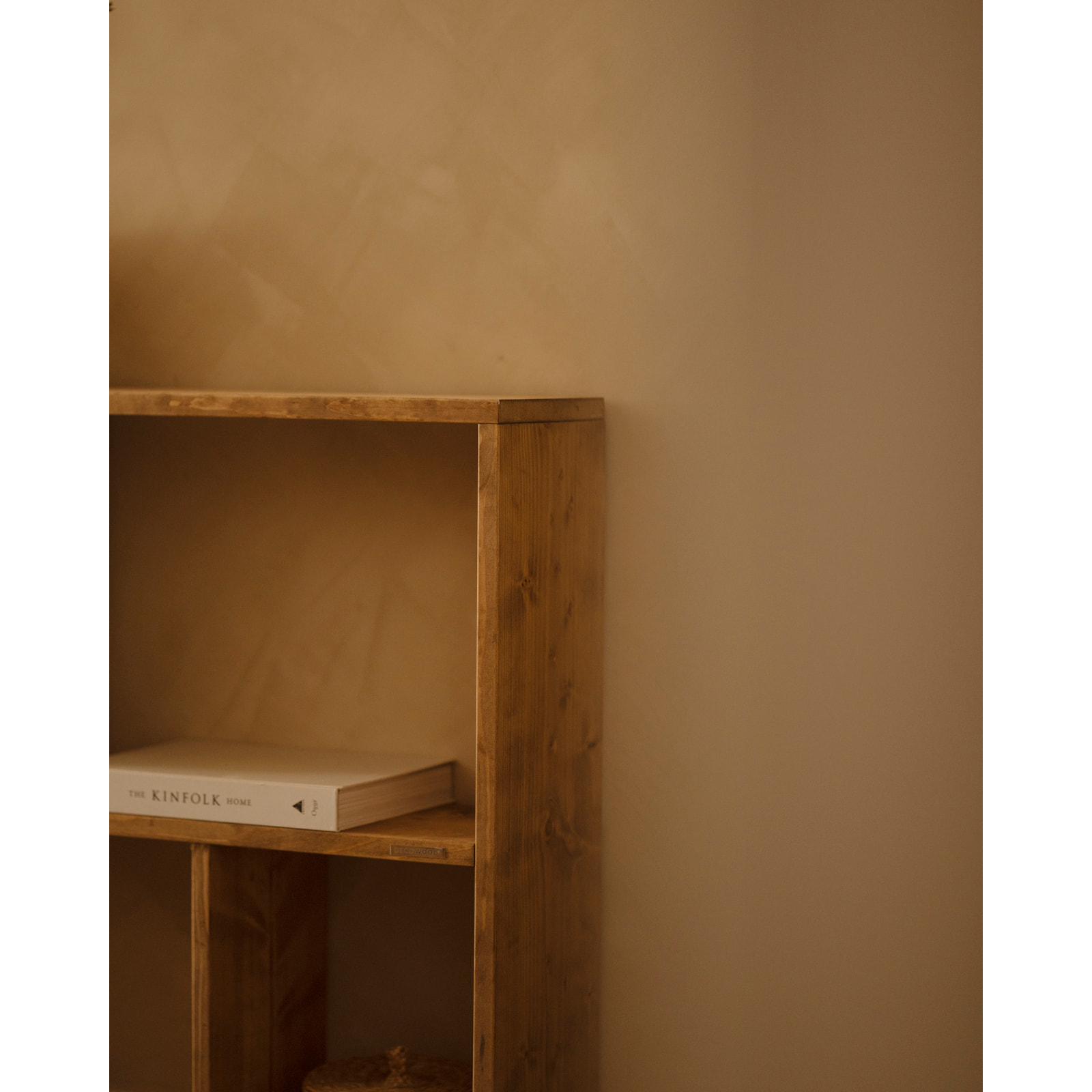 Mueble auxiliar de madera maciza en tono roble oscuro con 1 estante y 2 separadores Alto: 74 Largo: 80 Ancho: 20