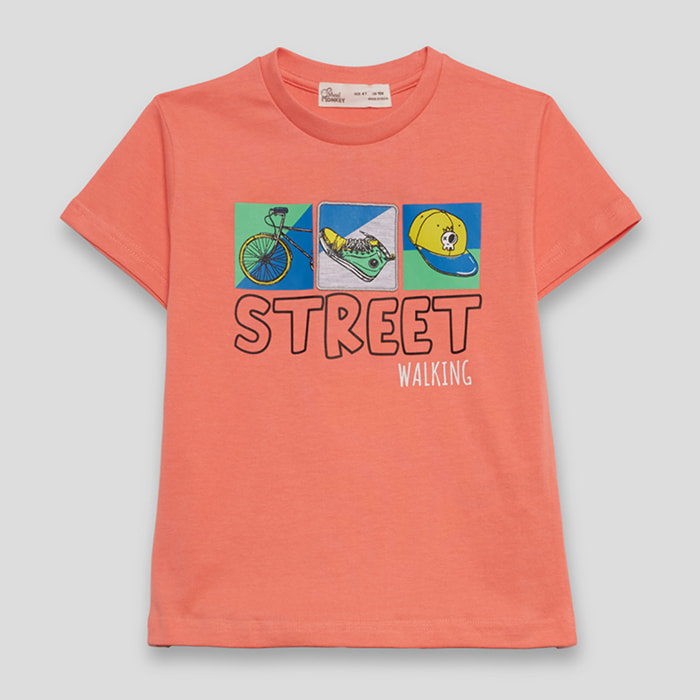 Camiseta Niño Color Coral “Street Walking” con Estampado Urbano 100 % Algodón Suave, Tejido Transpirable, Corte Recto, Ideal Verano | Color: Coral | Street Monkey