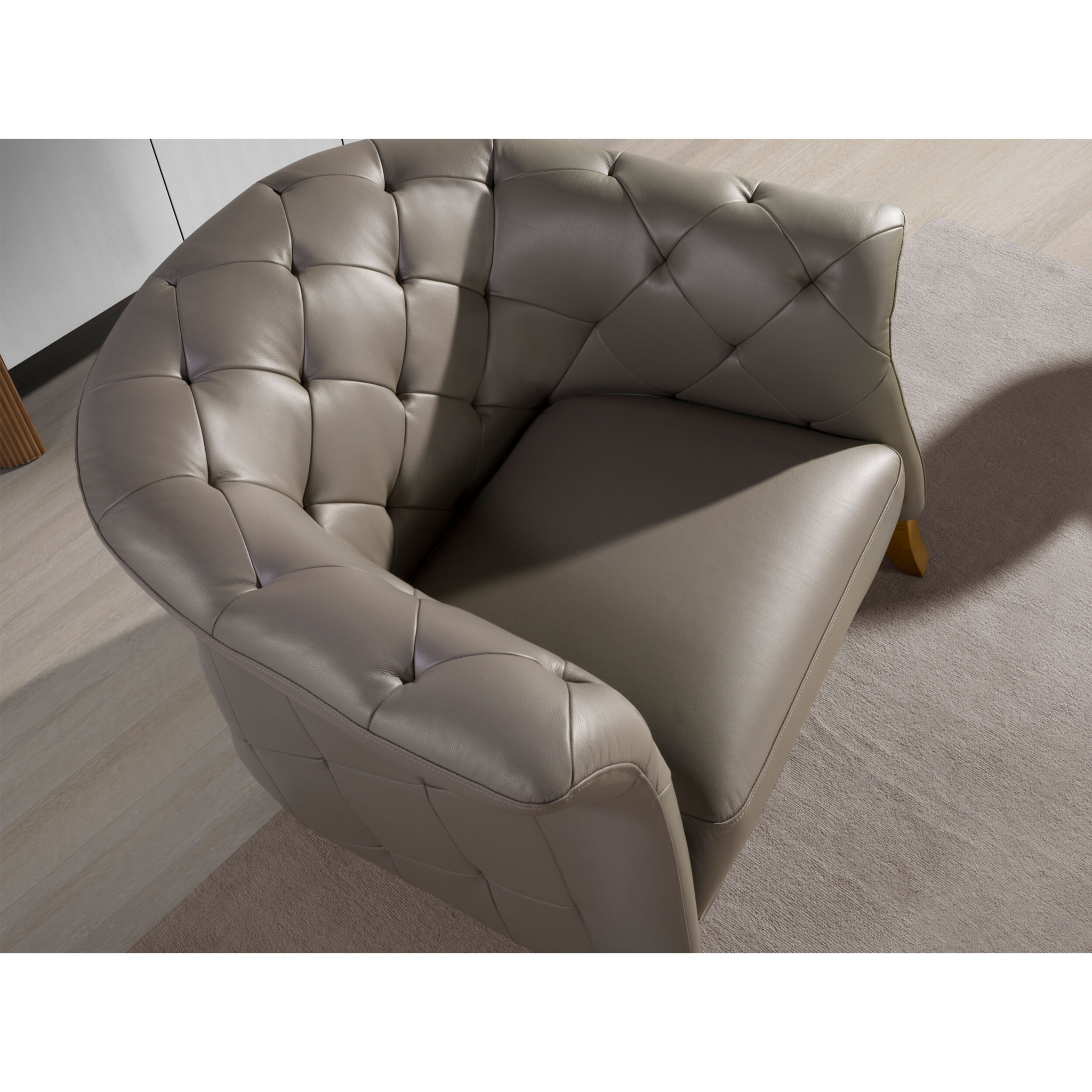 Sillón Angel Cerdá con reposabrazos con asiento y respaldo tapizados en piel de origen vacuno en gris patas de madera en miel 112x99x81cm