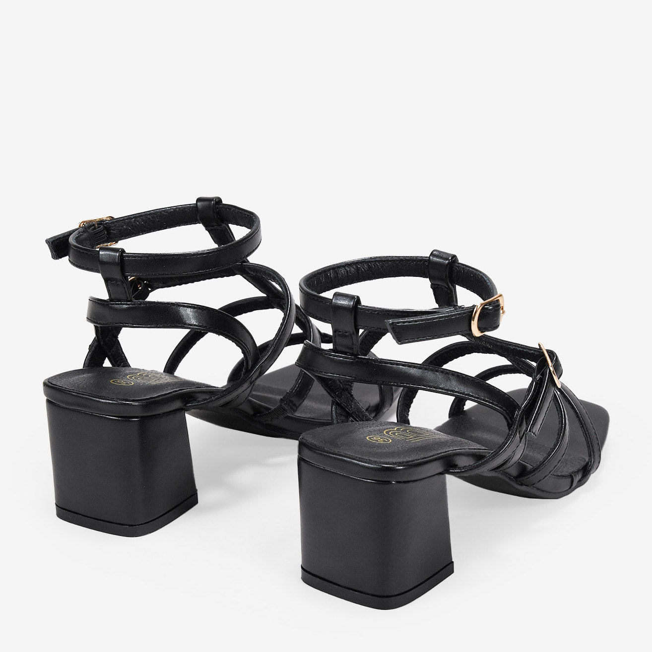 Sandalias de tacón negras con tiras y hebilla