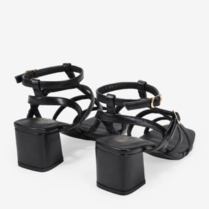 Sandalias de tacón negras con tiras y hebilla