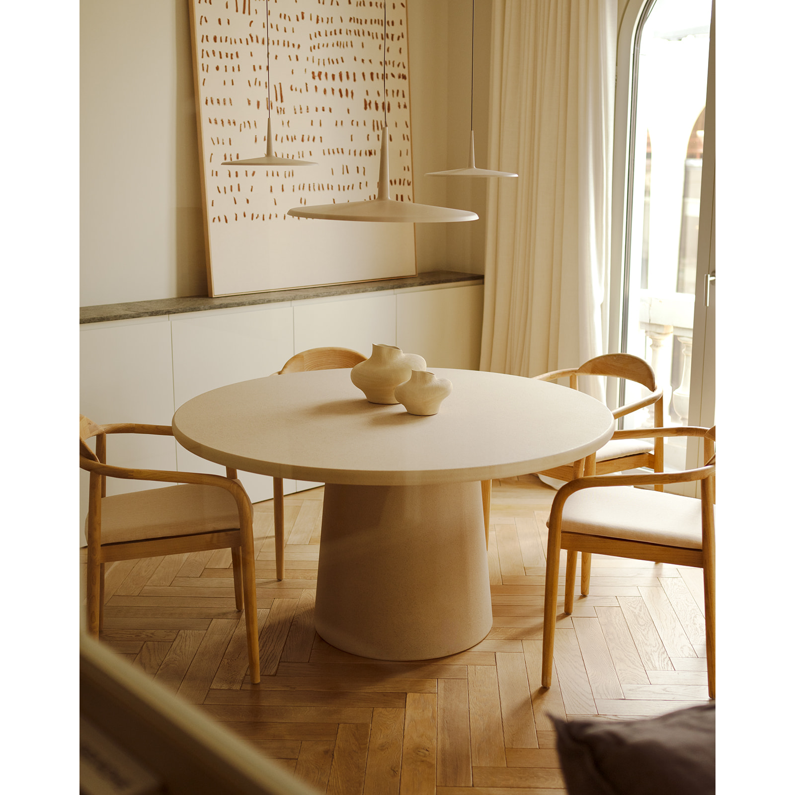 Table de salle à manger ronde en microciment ton beige en différentes tailles