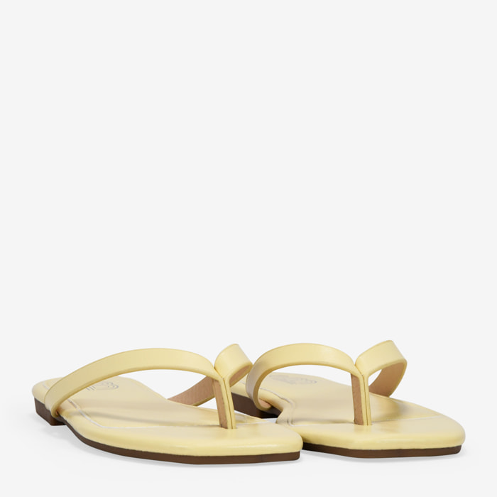 Sandalias de dedo amarillas efecto brillante