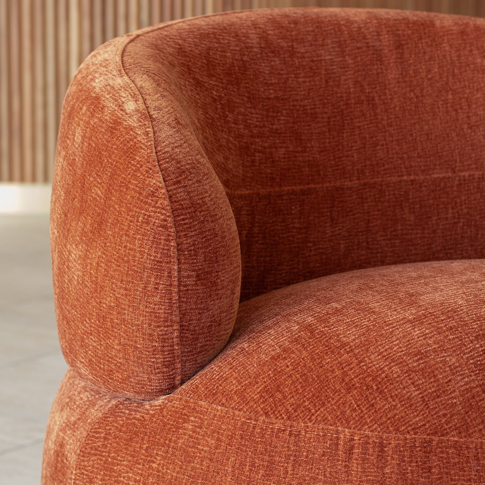 Fauteuil pivotant en velours texturé terracotta GLOVE