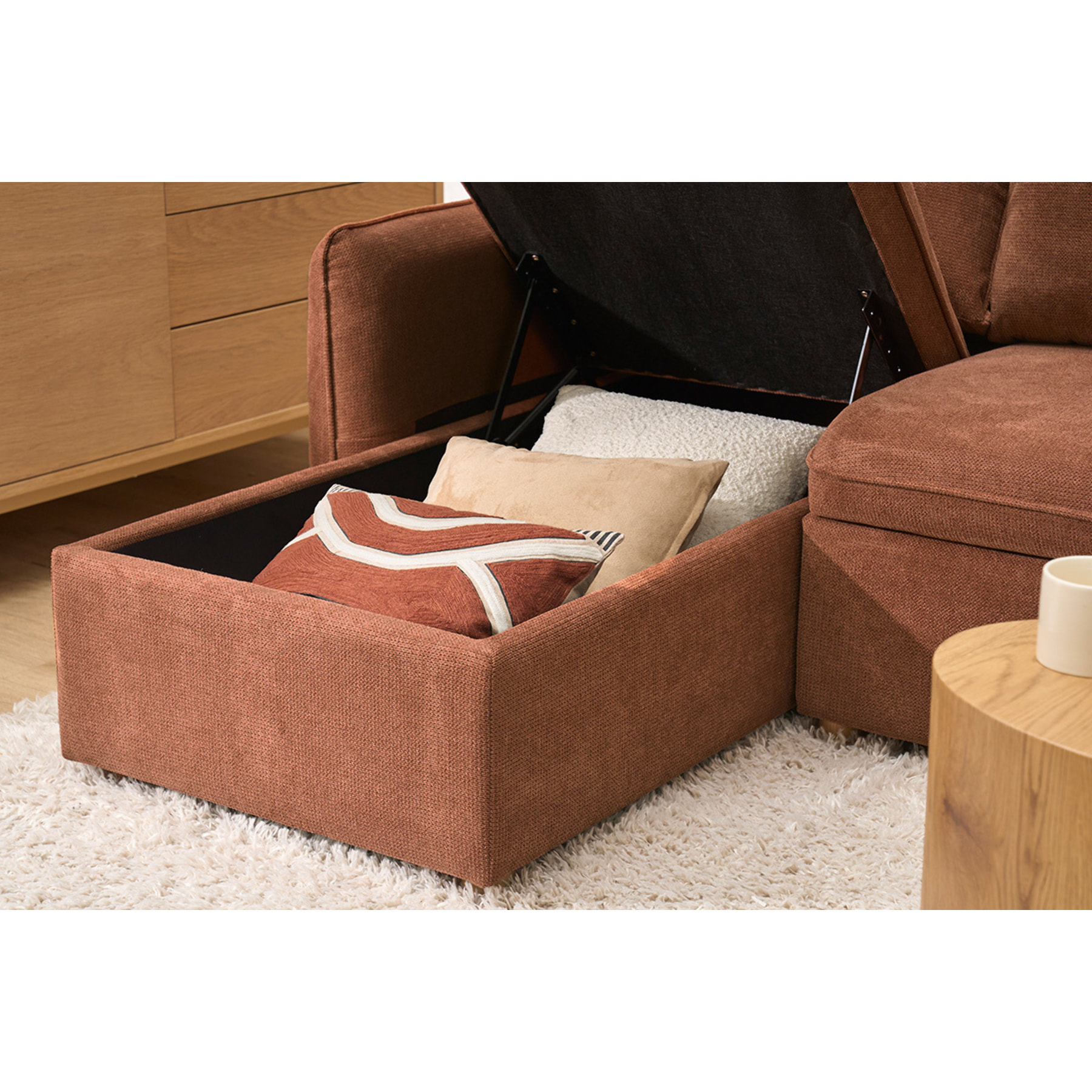 Canapé d'angle convertible réversible avec coffre 3 places en tissu chenille terre brûlée et bois clair ORSO