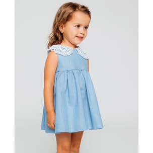 Vestido corto denim, falda fluncida y cuello de guipur blanco.