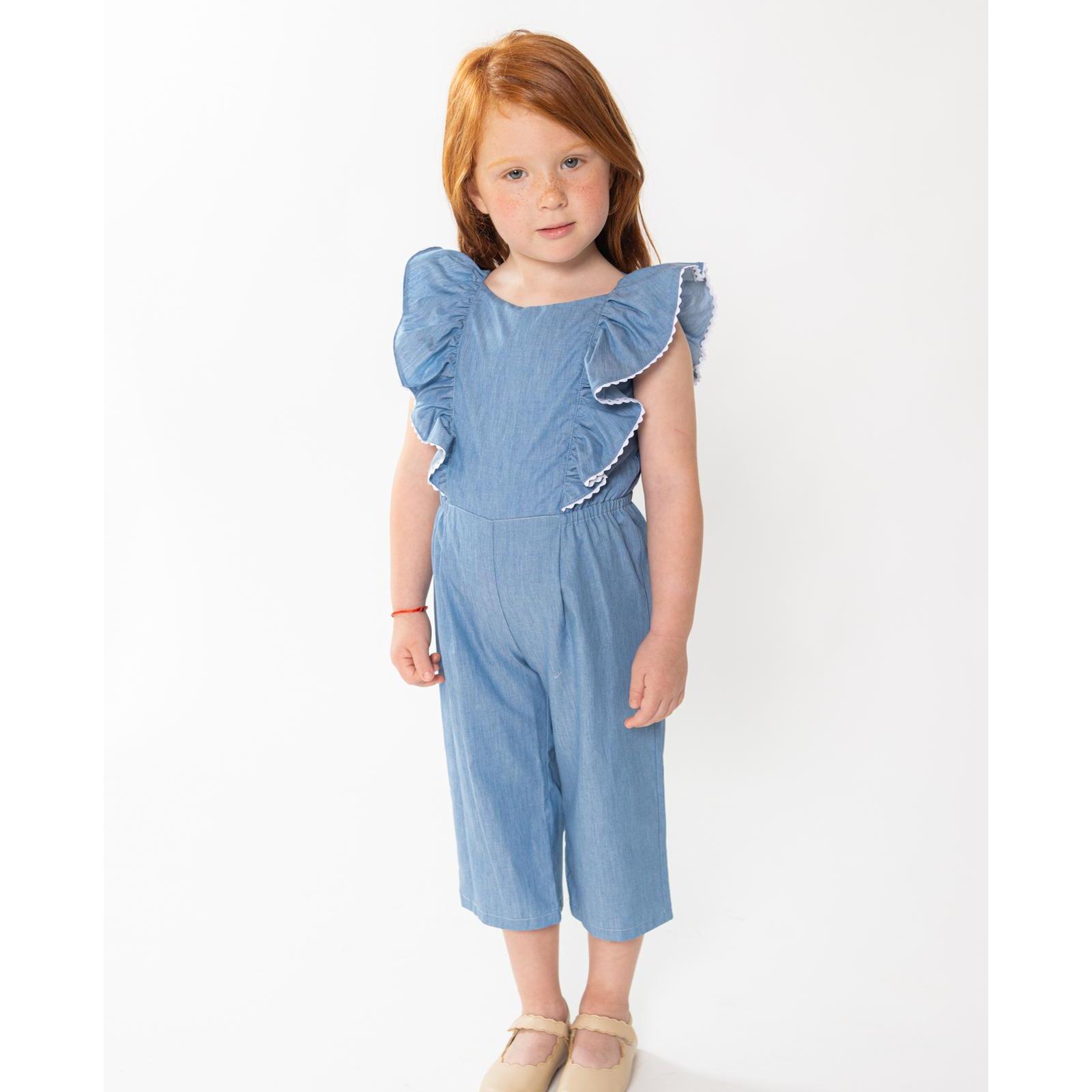 Mono azul. De tirantes y pantalón largo, con volantes en la parte superior.