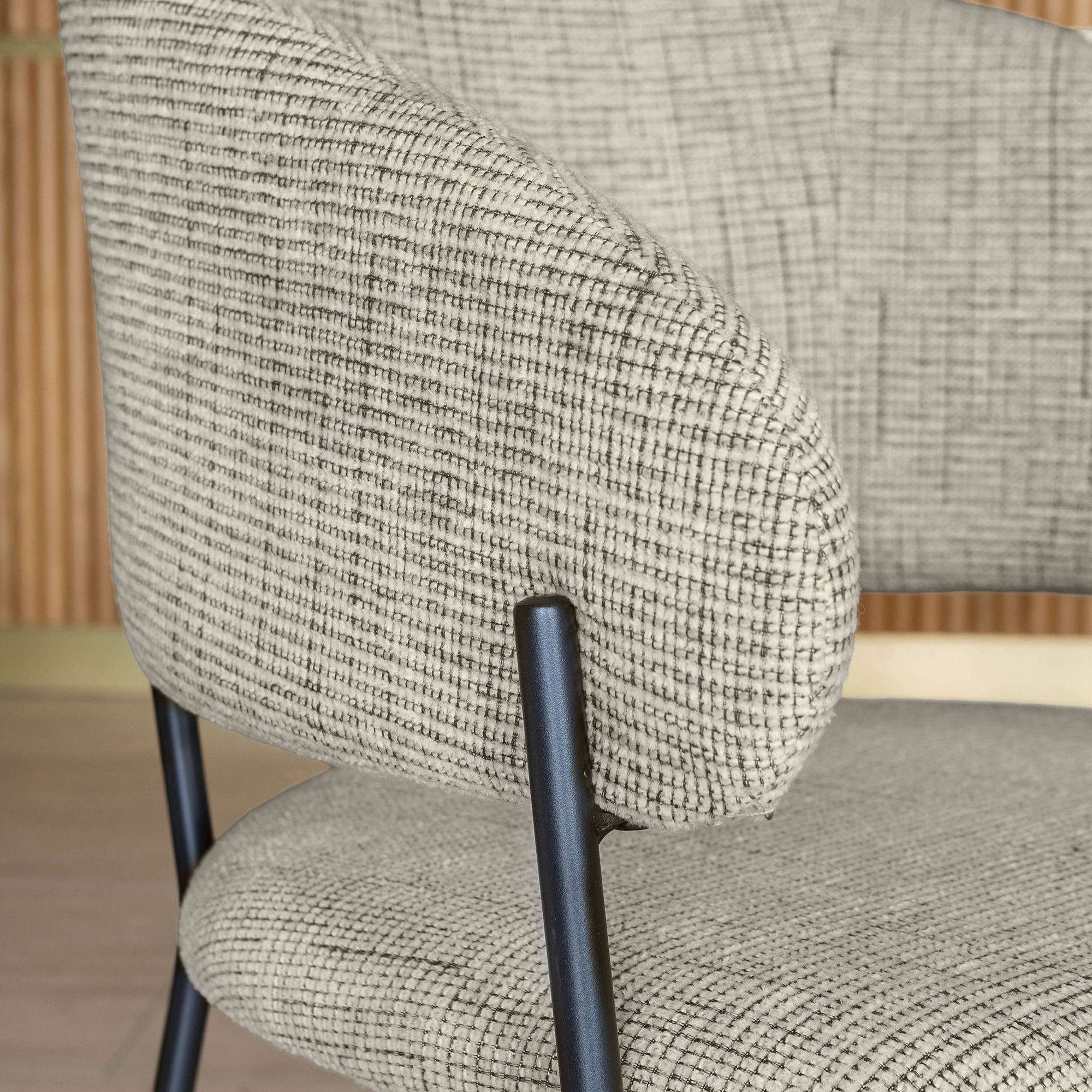 Lot de 2 fauteuils de table en tissu taupe et pieds en métal noir EROS