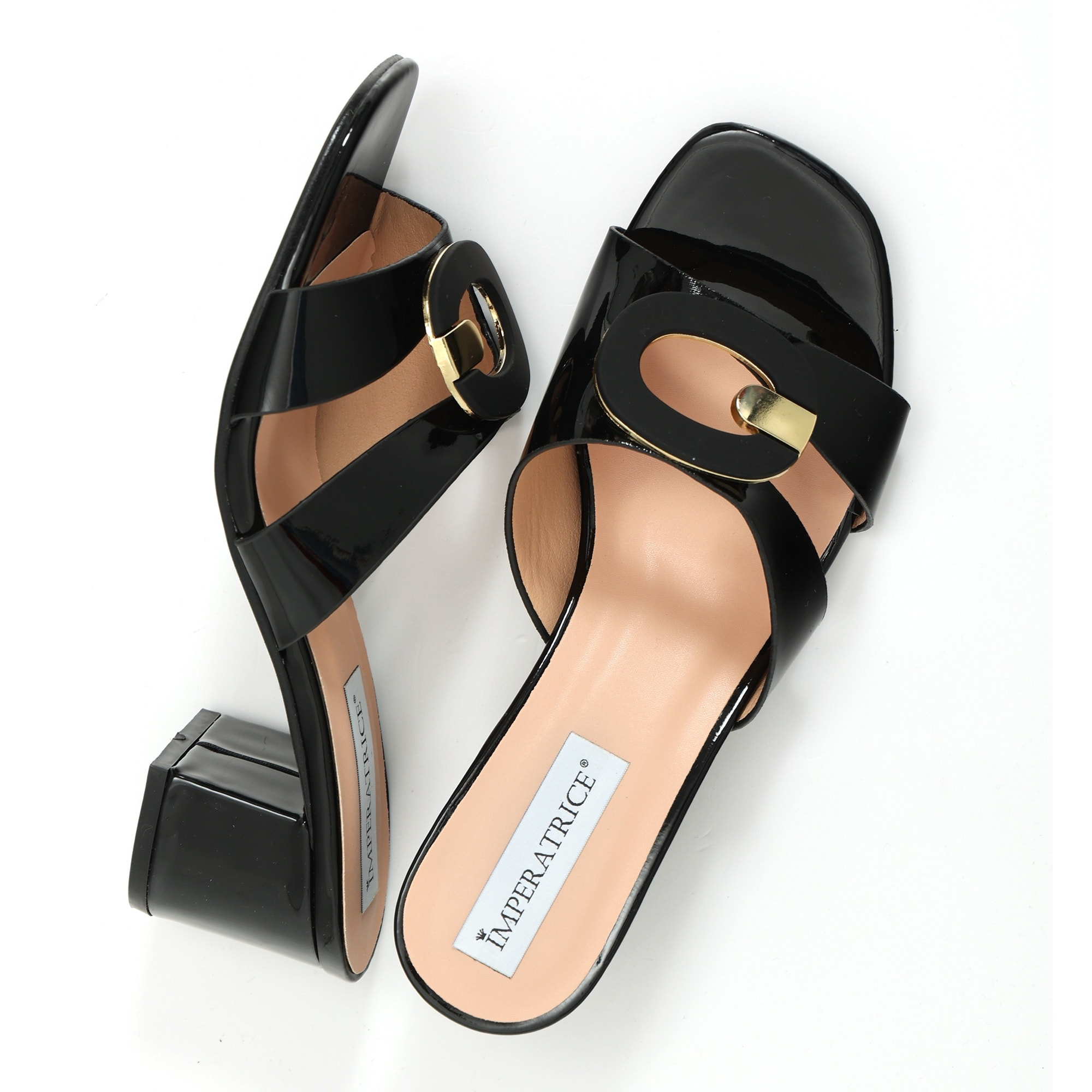 Sandali in simil pelle verniciata con tacco comodo ed applicazione sulla fascia