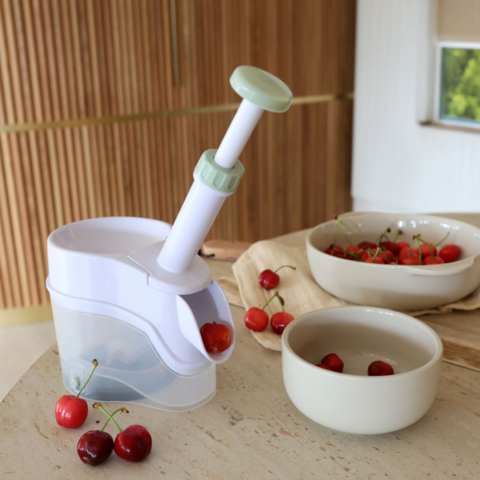 Dénoyauteur à cerise avec réservoir