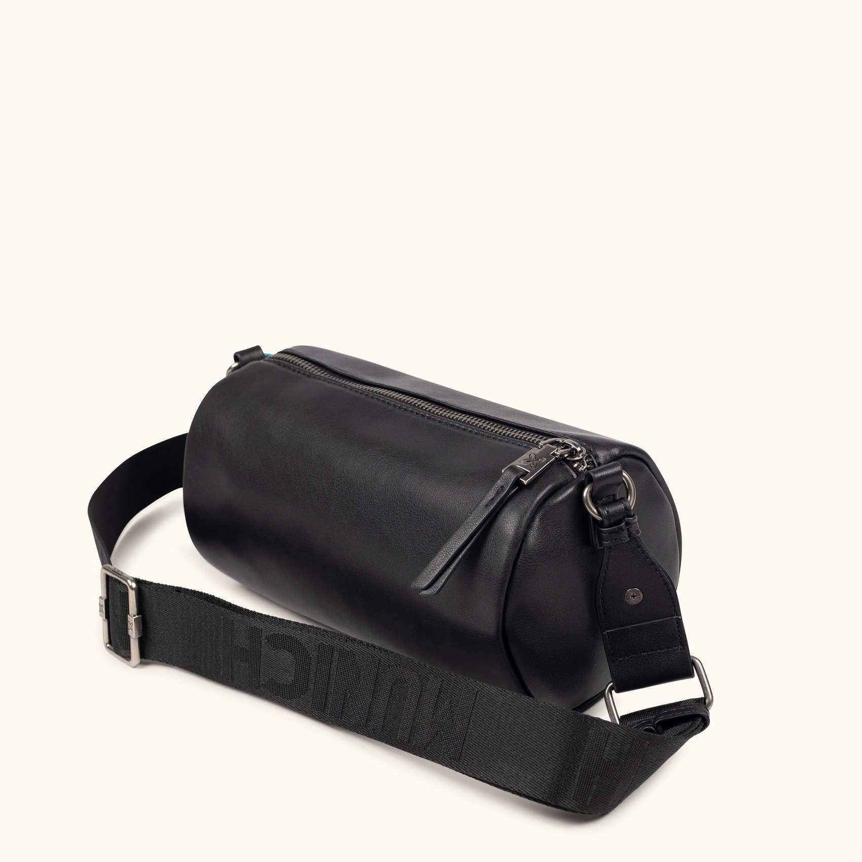 Bandolera Estilo Barrel con Charms y Asa en Cuerda CHARMS CROSSBODY BARREL BLACK