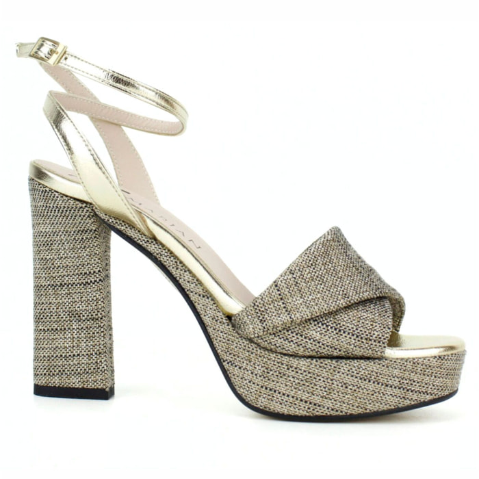 Sandalia plataforma en lino negro. Tacón 9 cm