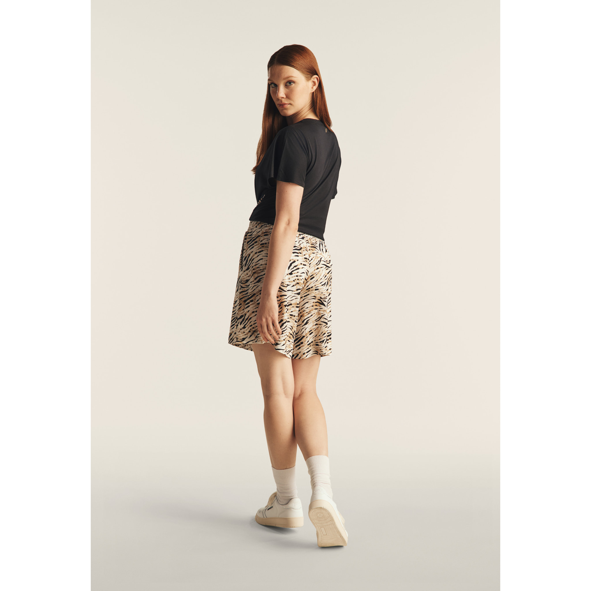 Pantaloni corti in viscosa animalier con vita elasticizzata