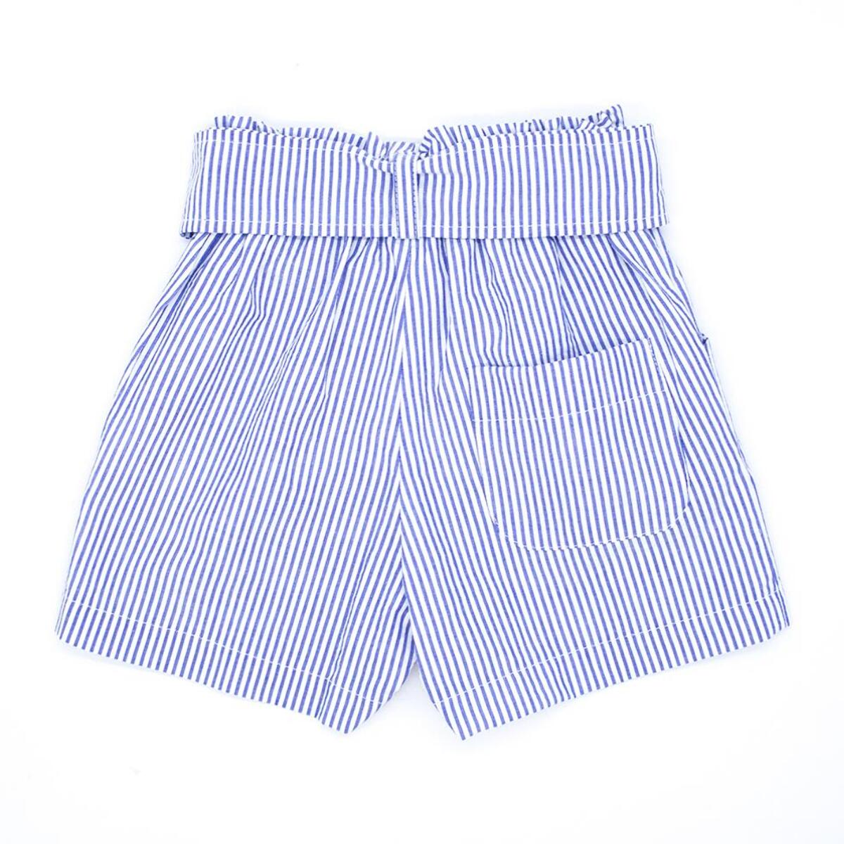 Short de rayas azul, fruncido en la cintura con cinturón.
