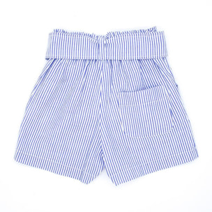 Short de rayas azul, fruncido en la cintura con cinturón.
