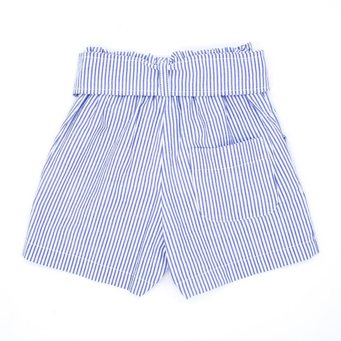 Short de rayas azul, fruncido en la cintura con cinturón.