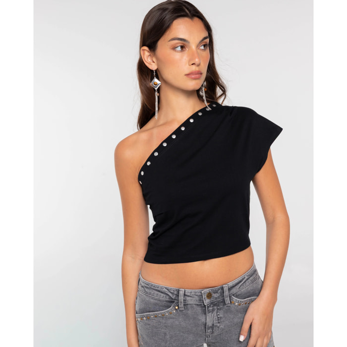 Top crop asimétrico con tachuelas decorativas de mujer