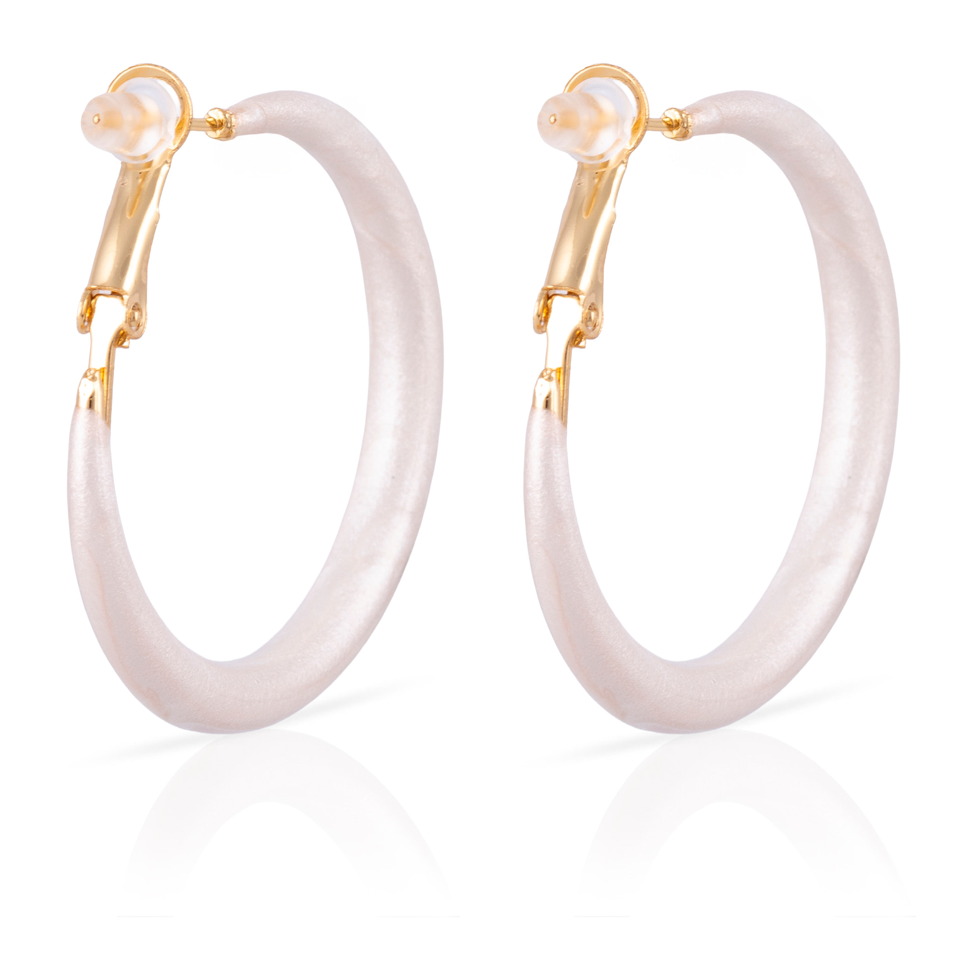 Pendientes de aro liso de cobre con recubrimiento electroplateado color blanco, 36 mm, cierre catalán de plata de ley 925 con acabado dorado electroplateado.