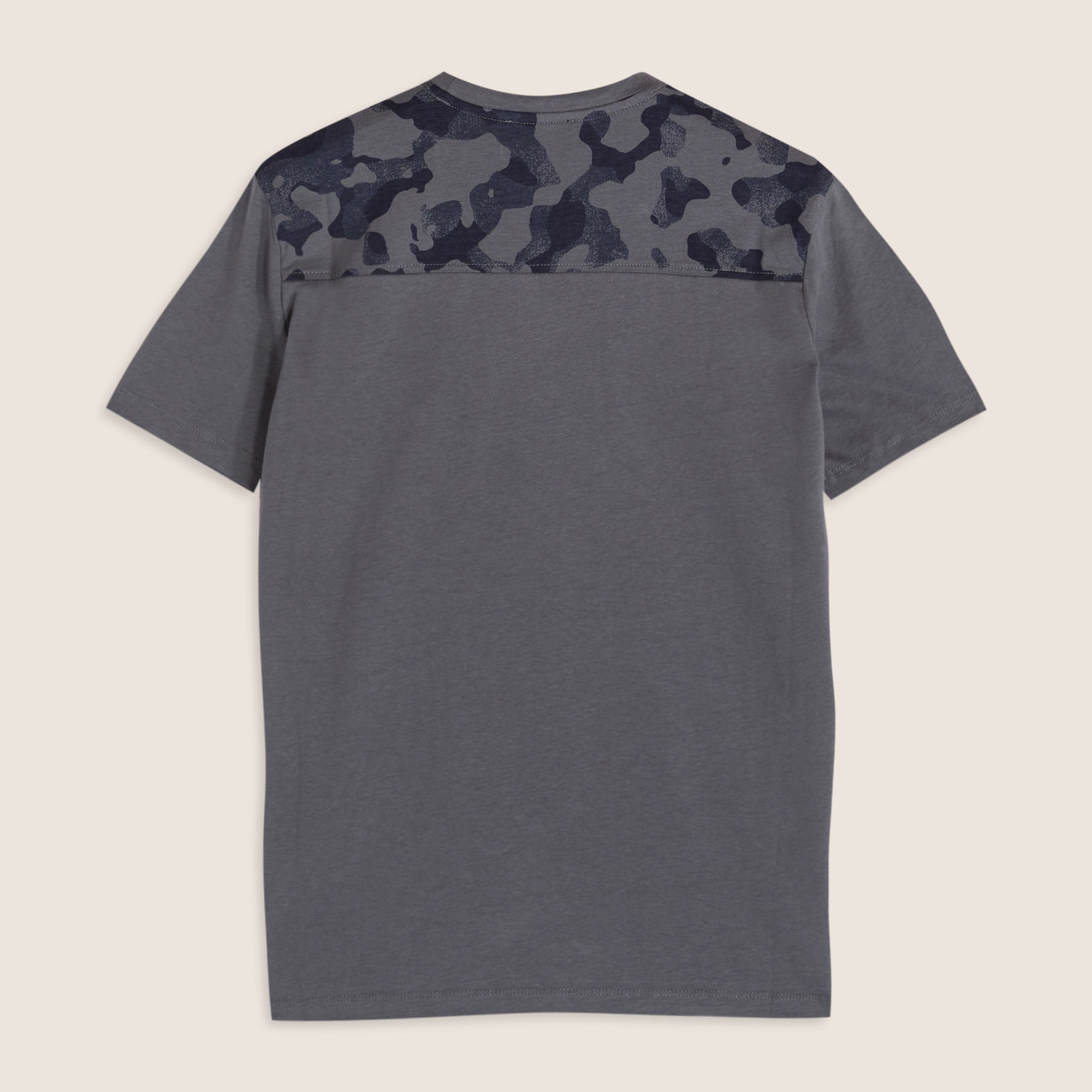 T-shirt con inserti camouflage e logo sul cuore