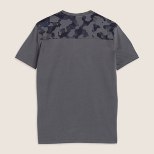 T-shirt con inserti camouflage e logo sul cuore