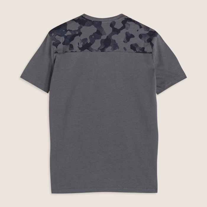 T-shirt con inserti camouflage e logo sul cuore