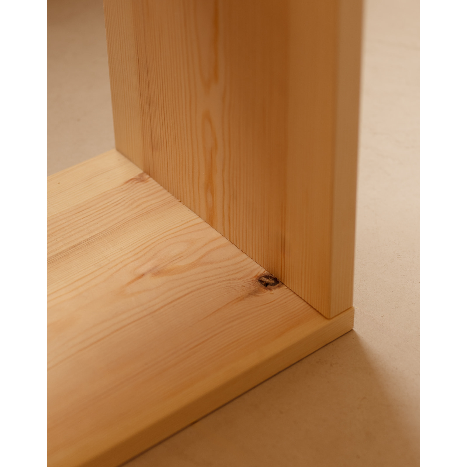 Estanteria de madera maciza en tono natural Alto: 38 Largo: 40 Ancho: 20