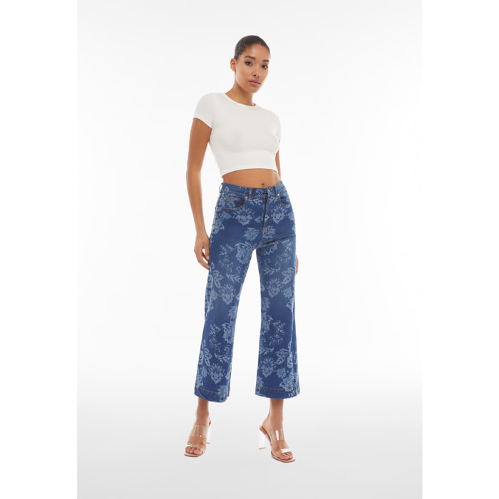 Jeans wide leg cropped con grafica floreale all over