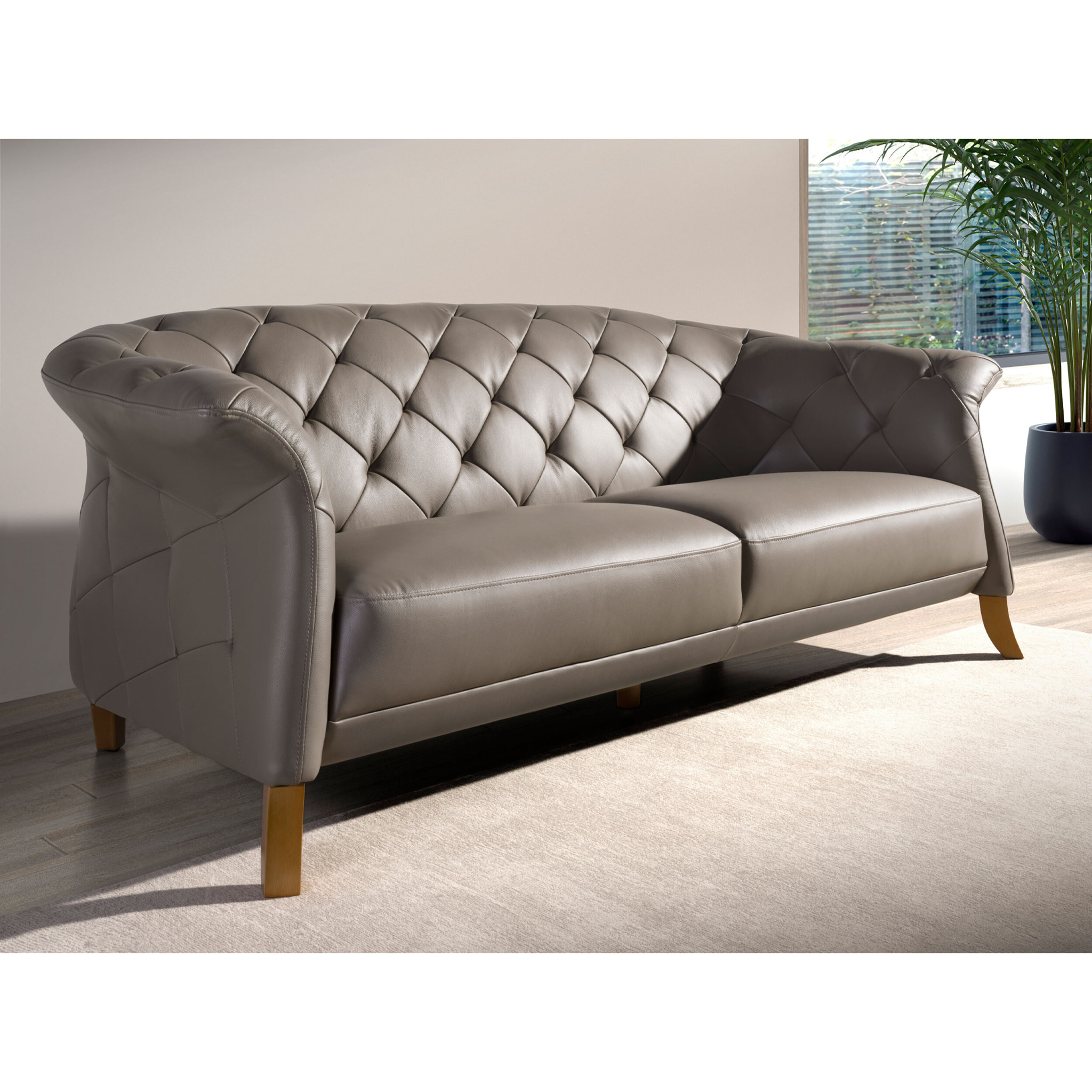 Sofá Chester de 2 plazas tapizado en piel de origen vacuno en gris patas de madera en miel 207x104x82cm