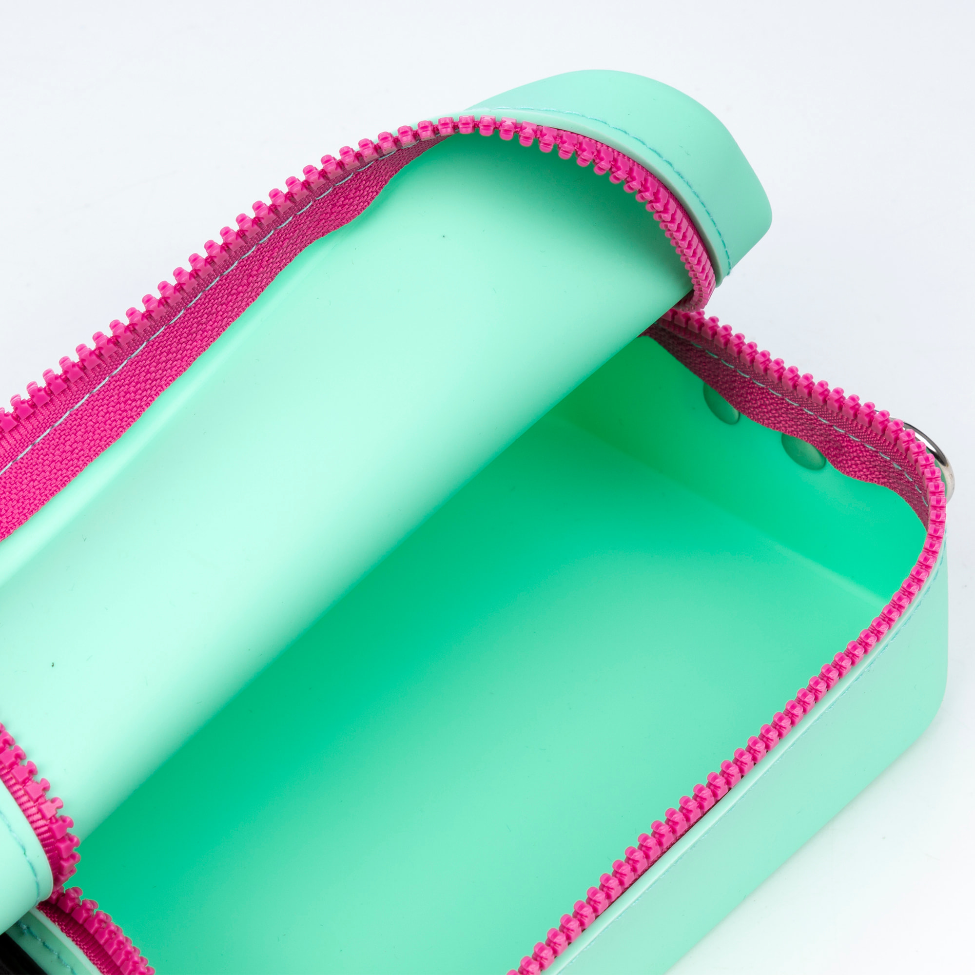 Cuerpo bolso bandolera rectangular de silicona.