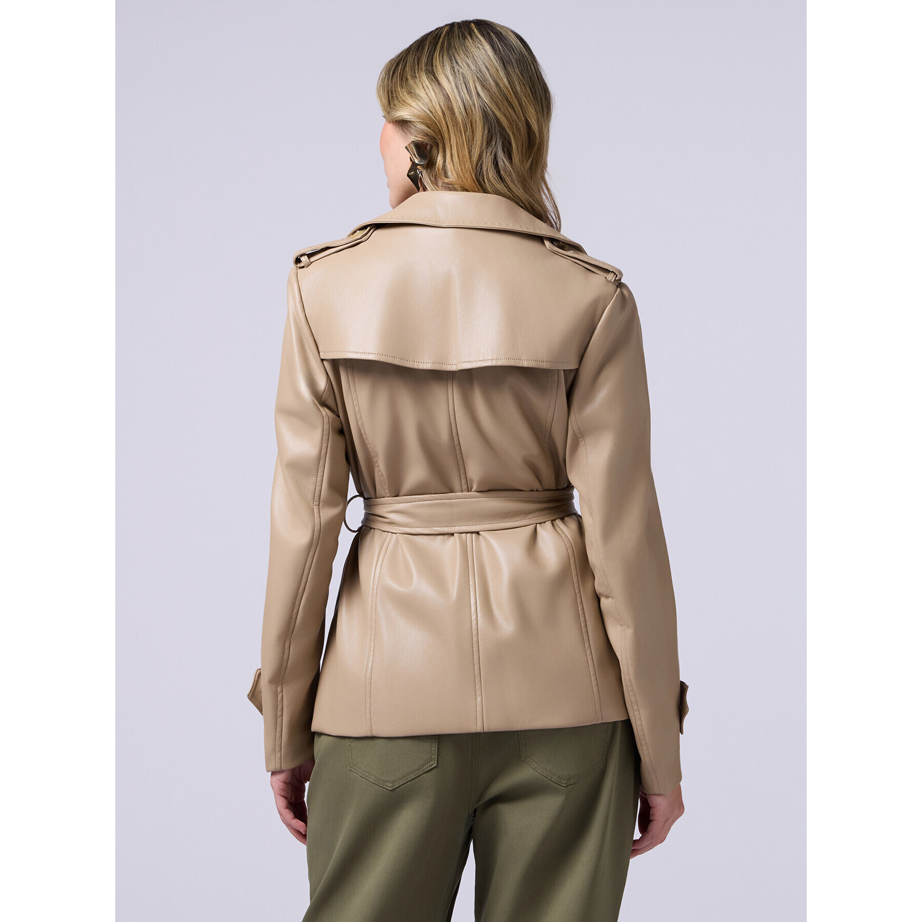 Oltre - Gabardina corta cruzada de tejido revestido - Beige