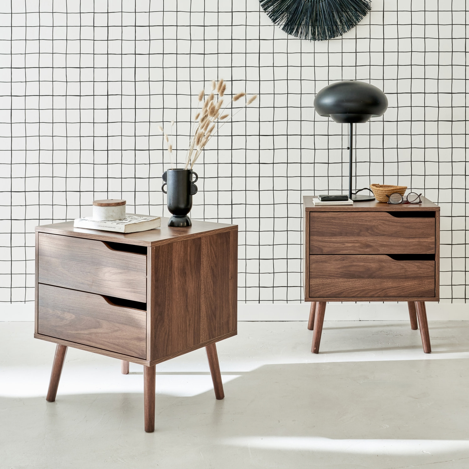 Lot de 2 tables de chevet décor bois teinté noyer. 2 tiroirs. pieds en pin massif