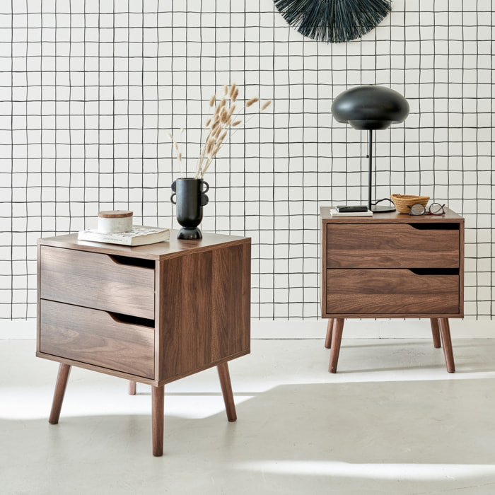 Lot de 2 tables de chevet décor bois teinté noyer. 2 tiroirs. pieds en pin massif