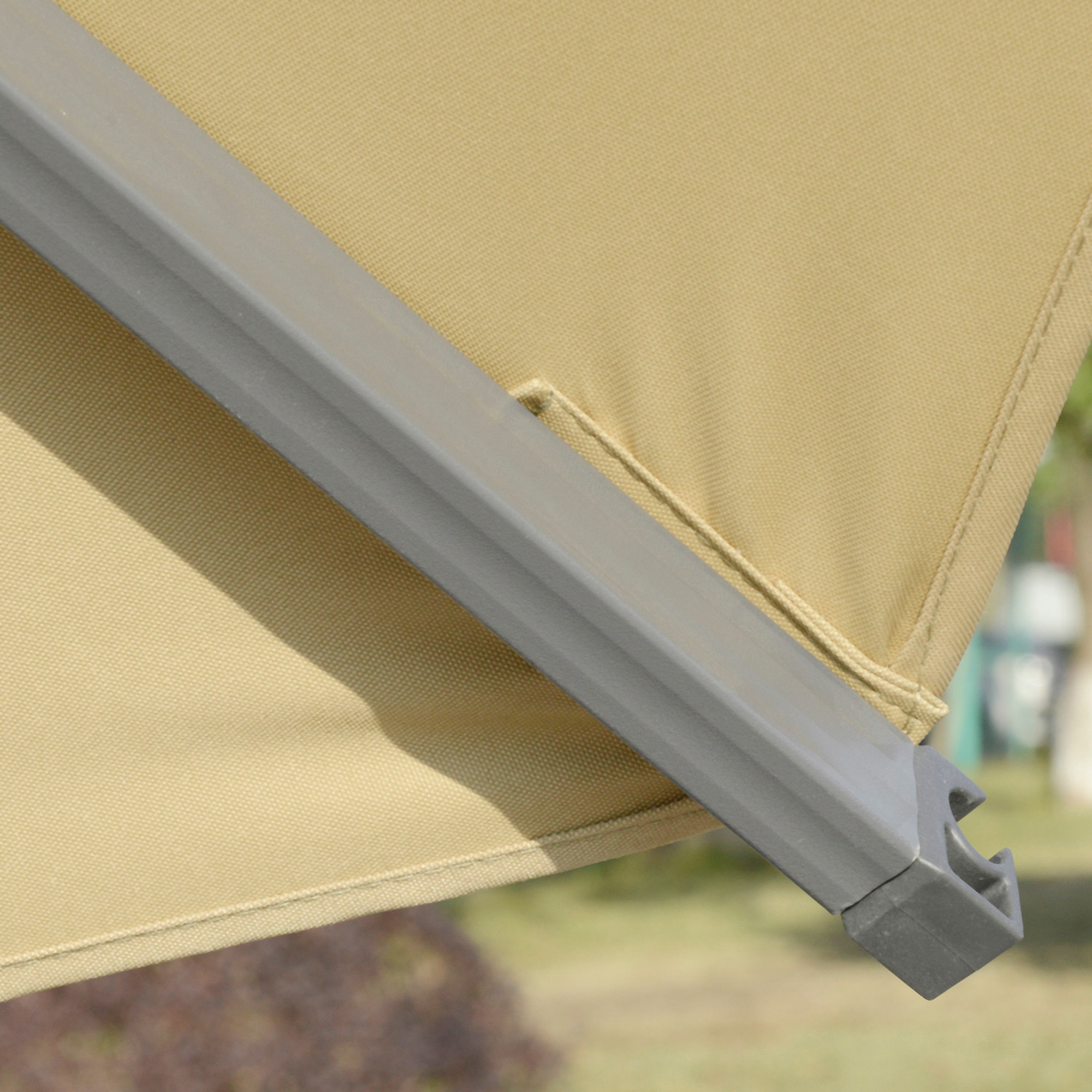 Parasol déporté octogonal inclinable pivotant 360° manivelle dim. 3L x 3l x 2,5H m alu. acier époxy polyester kaki