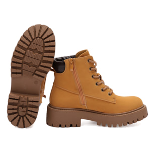 Anfibi in simil pelle con stringhe