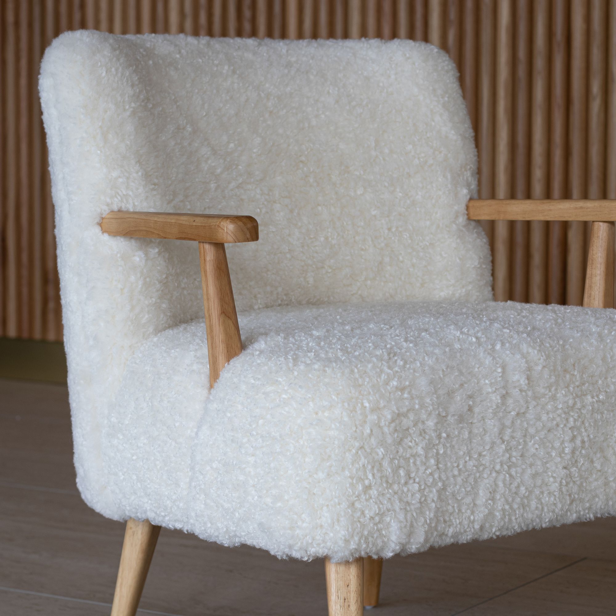 Fauteuil en tissu crème et structure en bois ELIOT