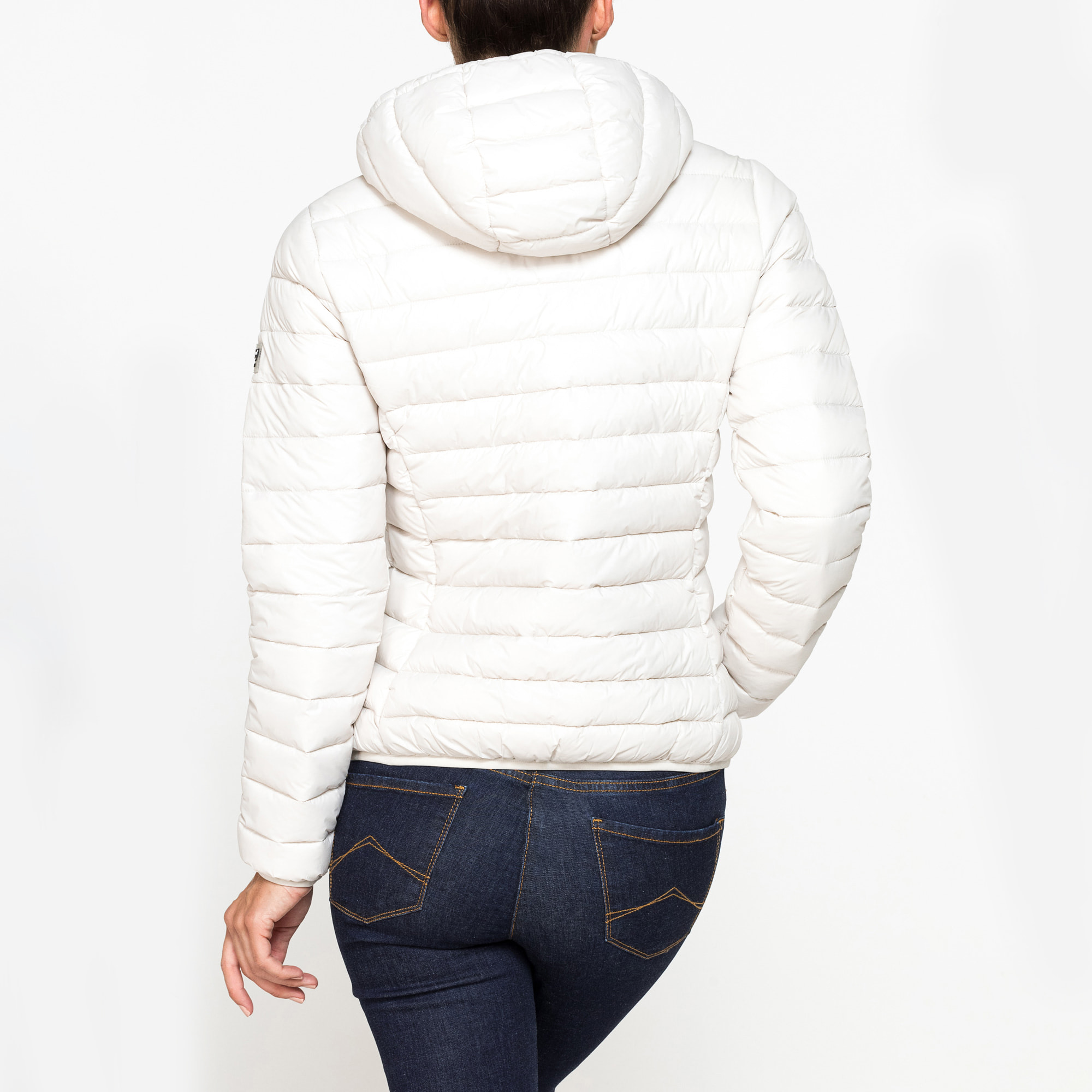 GIUBBOTTO RESISTENTE ALLA PIOGGIA CON IMBOTTITURA ULTRA LEGGERA. Vestibilità regolare.