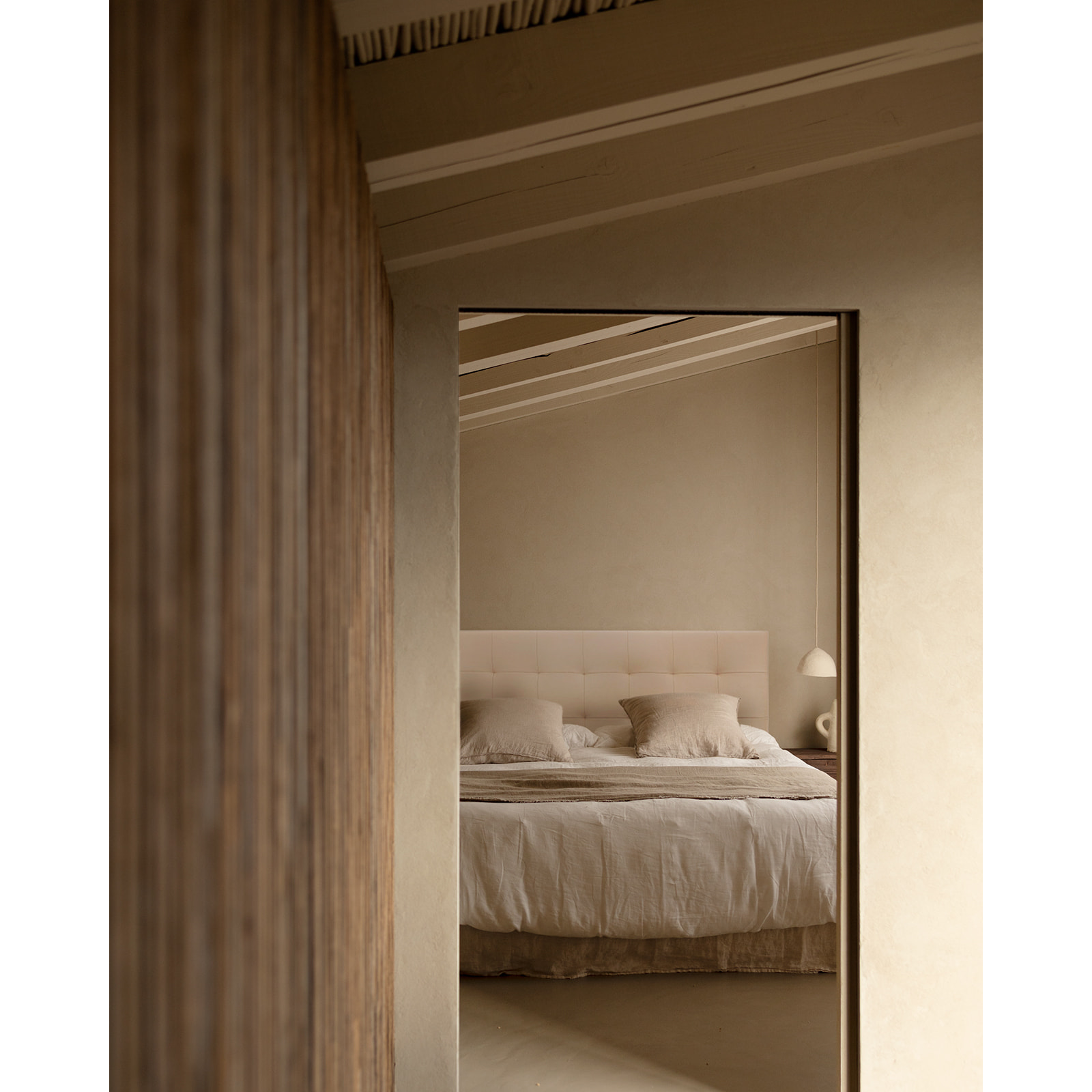 Cabecero tapizado de polipiel con pliegues en color beige de varias medidas