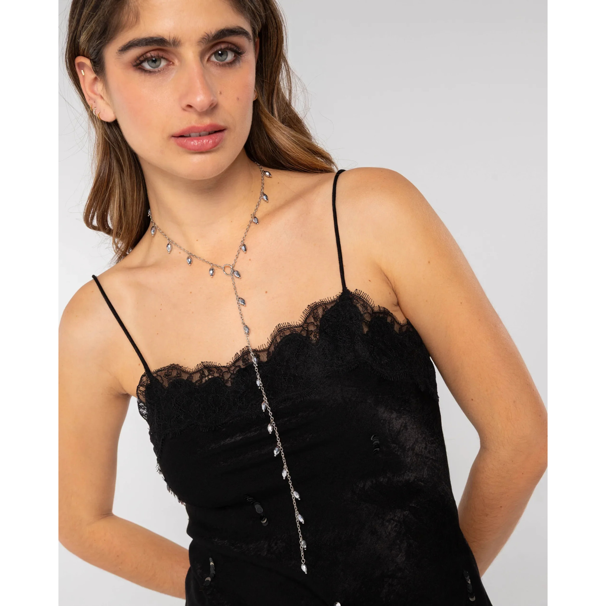 Collar largo con abalorios de mujer