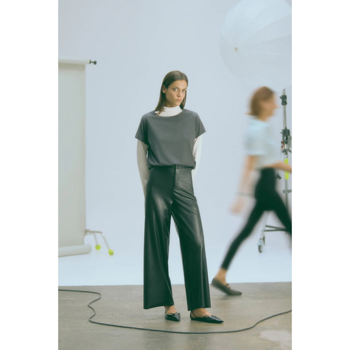 Pantaloni larghi effetto pelle nera