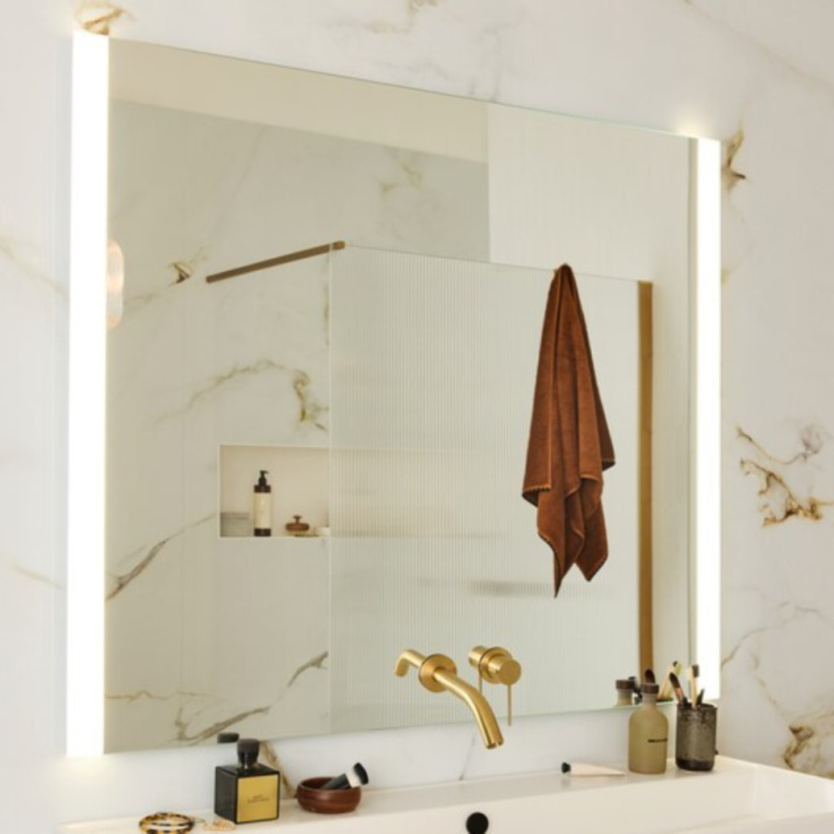 Miroir LED 2 trous 80 cm + mitigeur lavabo encastré Grands Boulevards Laiton brossé + corps encastré