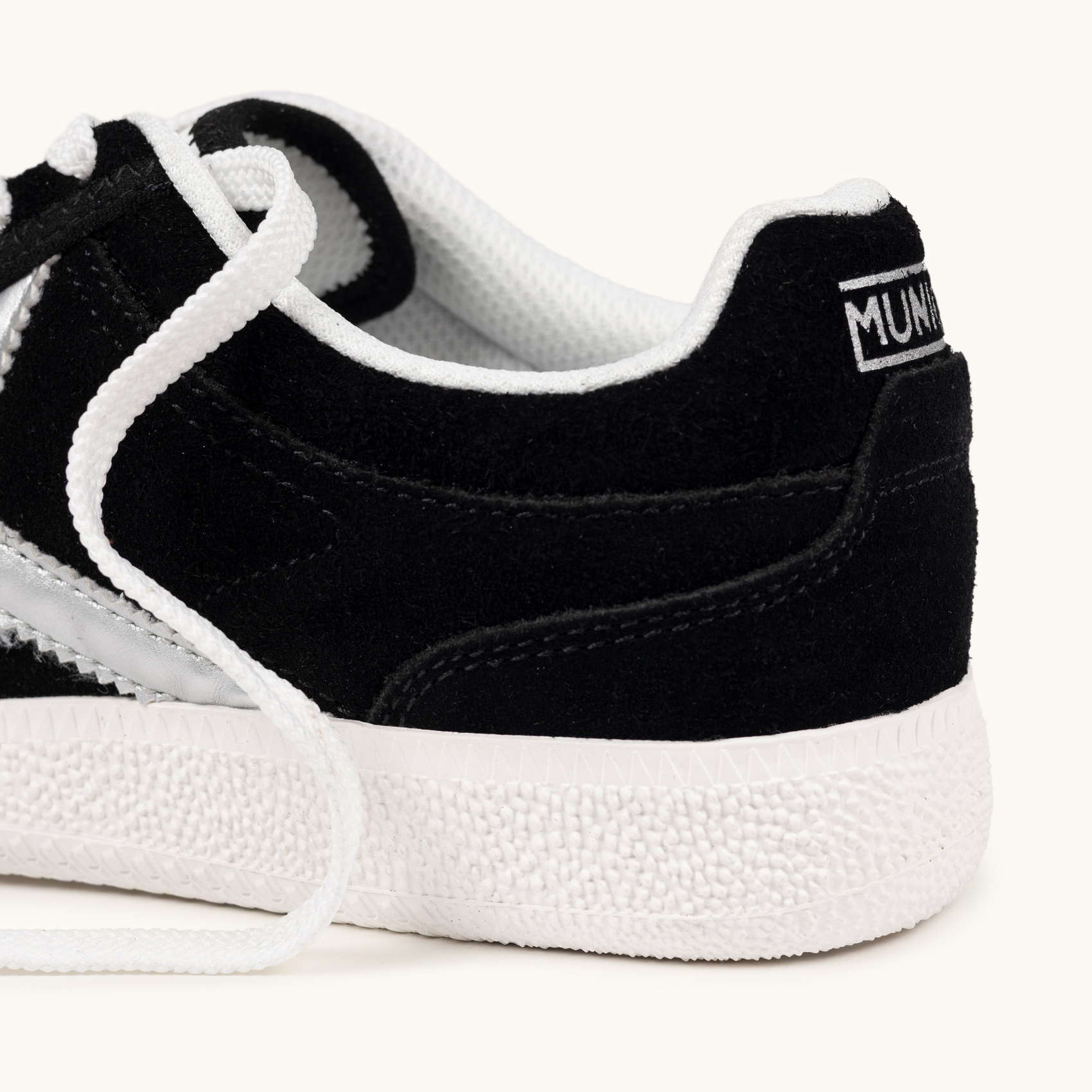 Zapatilla de Ante en Color Negro con Detalles Plateados MUNICH RUMBA WMN 24