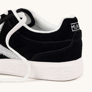 Zapatilla de Ante en Color Negro con Detalles Plateados MUNICH RUMBA WMN 24