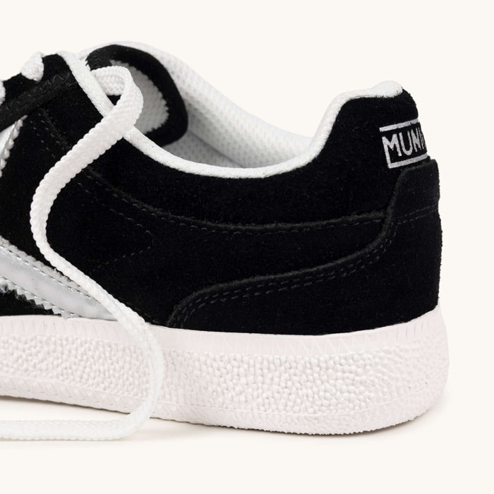 Zapatilla de Ante en Color Negro con Detalles Plateados MUNICH RUMBA WMN 24