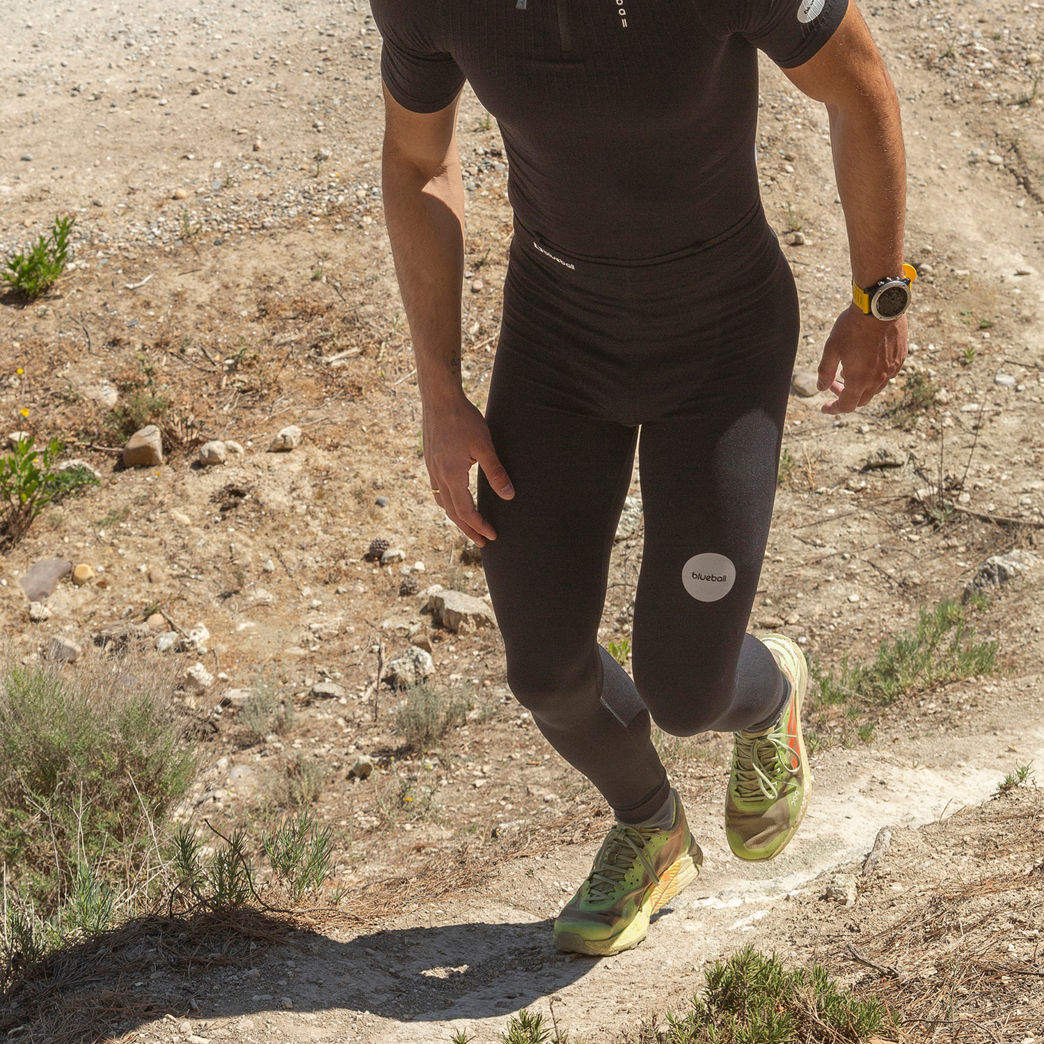 PANTALÓN DE COMPRESIÓN RUNNING LARGO PARA HOMBRE BLUEBALL EN NEGRO.