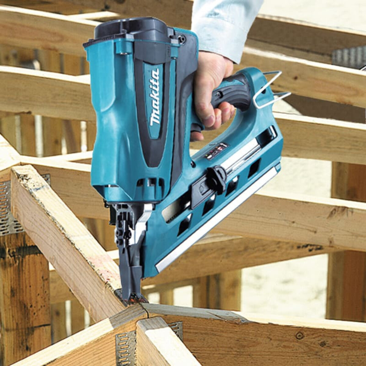 Clavadora de gas MAKITA 7,2 V Li-Ion 1 Ah - 2 baterías, cargador, maletín - GN900SE