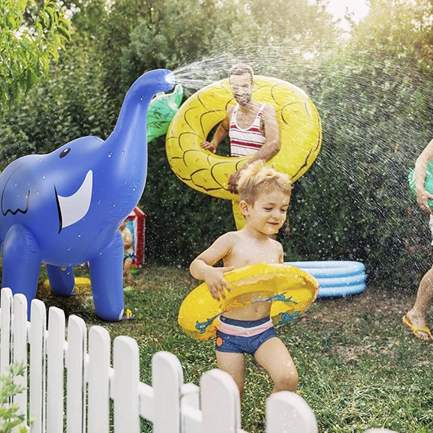 Elefante gigante inflable con aspersor de agua en la trompa. 220x160cm.