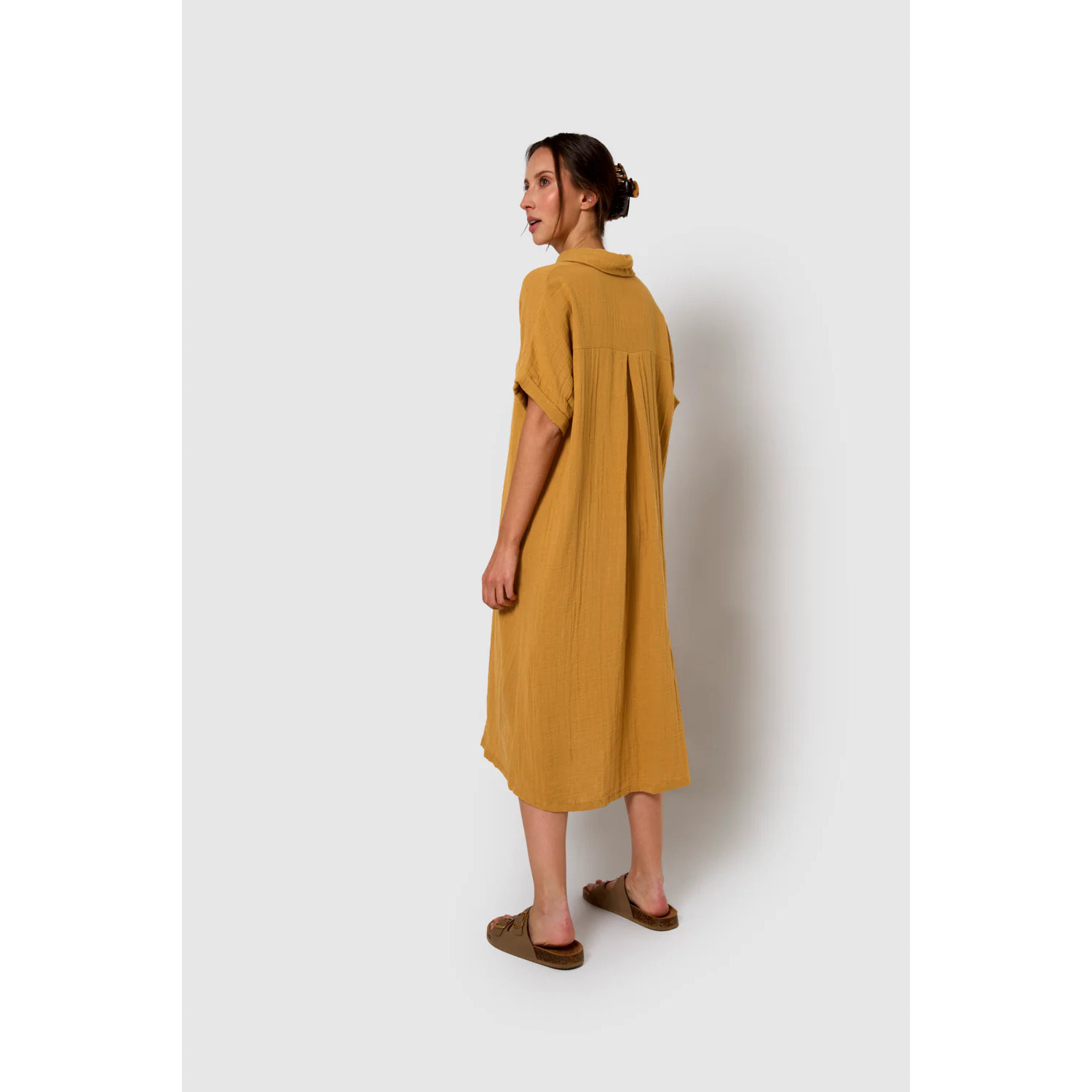 Vestido midi manga fluida muselina ocre