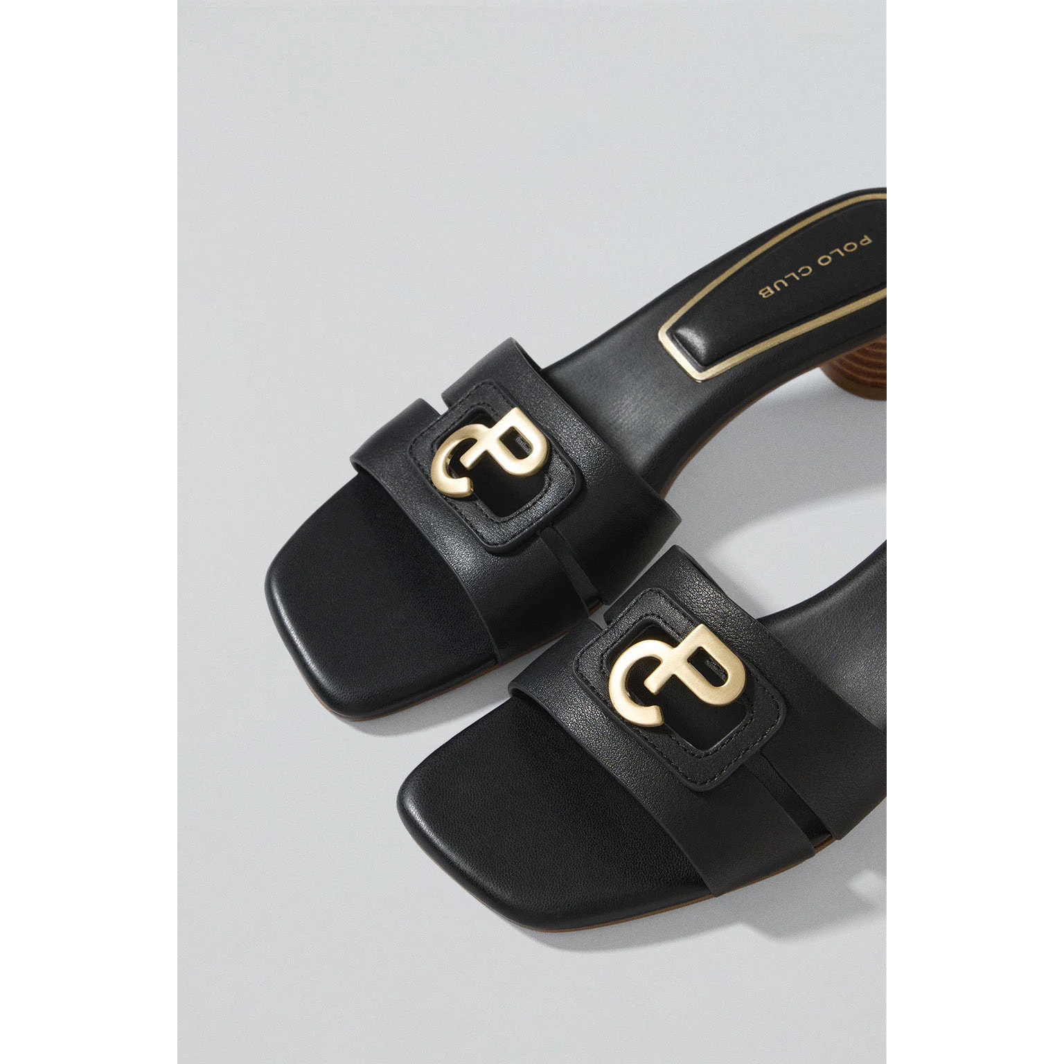 Mule de tacón Giorgia negro con detalle metálico