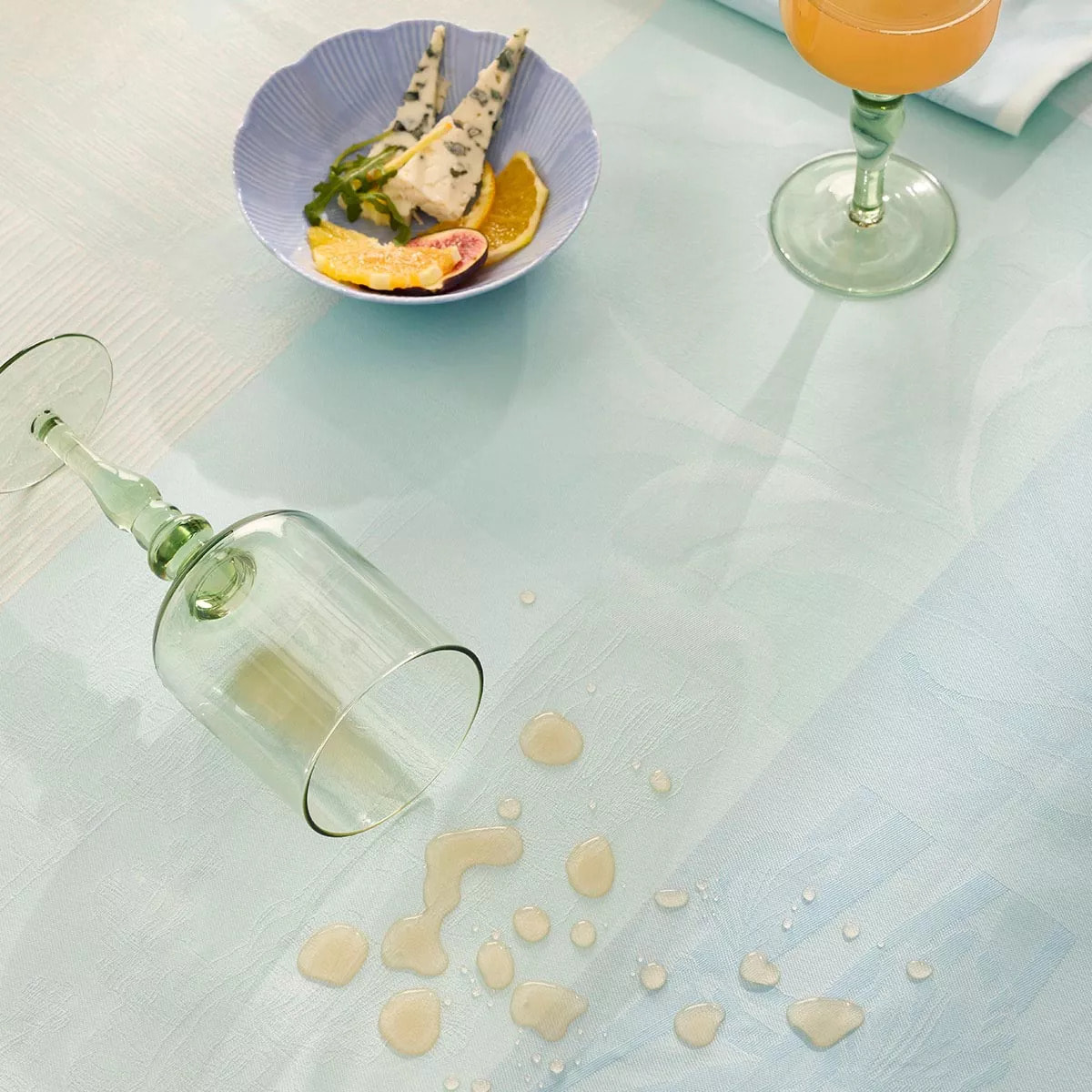 Nappe pur coton enduit 220 g/m² motif jacquard bleu beige Mille iris d'eau aqua